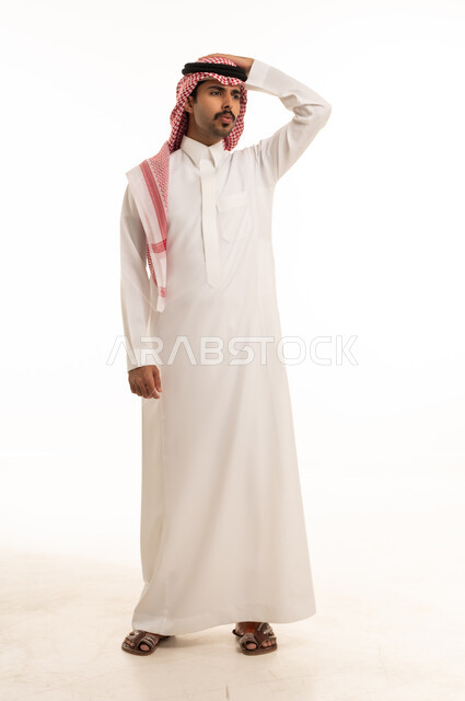رجل سعودي بالثوب التقليدي بخلفية بيضاء