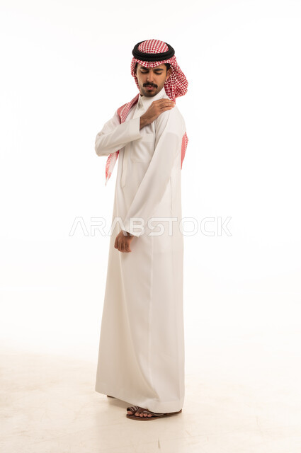 Saudi Man in Traditional Thobe with Shoulder Pain