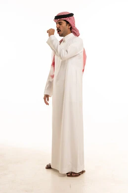 رجل سعودي بالزي التقليدي يسعل في الاستوديو