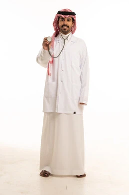 طبيب سعودي يحمل سماعة طبية بخلفية بيضاء