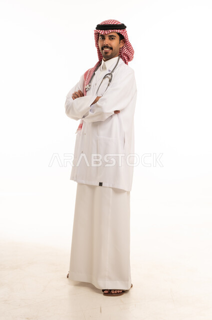 طبيب سعودي بالمعطف الطبي والسماعة في الاستوديو