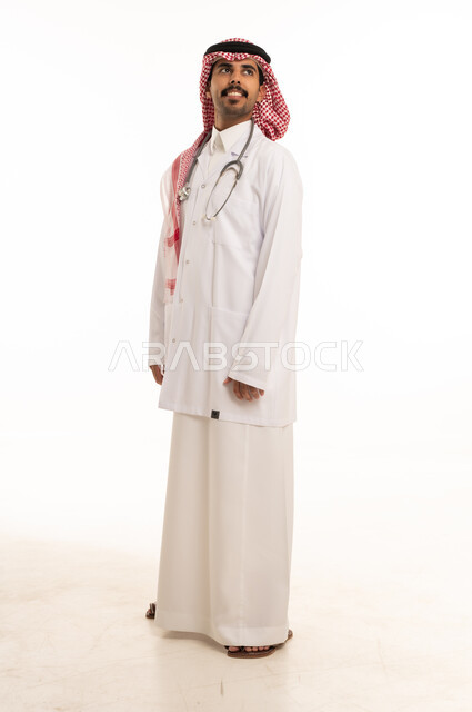 طبيب سعودي يرتدي المعطف الطبي والسماعة في الاستوديو