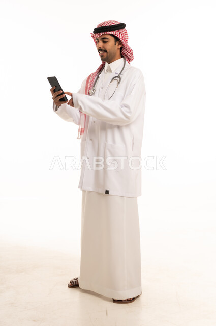 طبيب سعودي يستخدم الهاتف الذكي على خلفية بيضاء