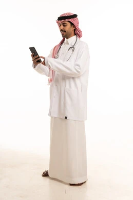طبيب سعودي يستخدم الهاتف الذكي على خلفية بيضاء
