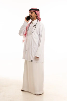 طبيب سعودي يتحدث عبر الهاتف الذكي خلفية بيضاء