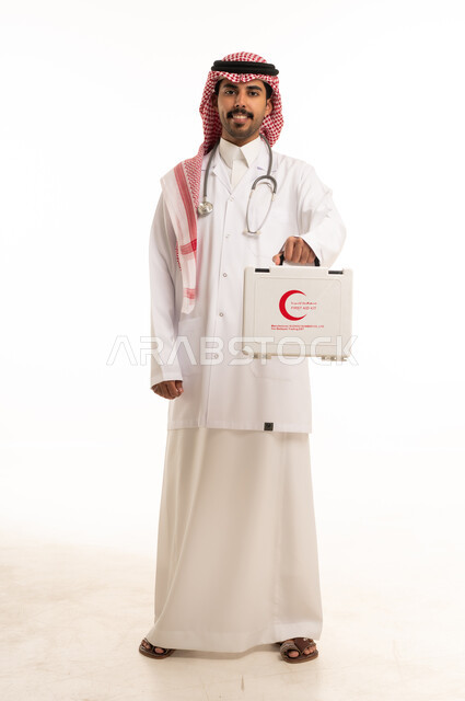 طبيب سعودي يمسك حقيبة إسعافات أولية طبية