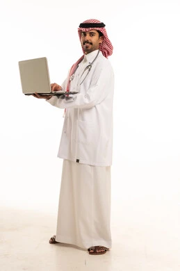 طبيب سعودي مع لابتوب على خلفية بيضاء