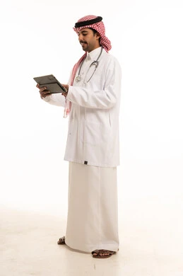 طبيب سعودي يستخدم جهاز لوحي رقمي خلفية بيضاء