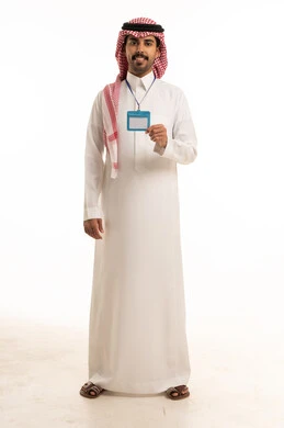 رجل سعودي يحمل بطاقة تعريفية بخلفية بيضاء