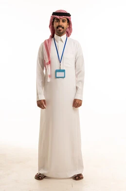 رجل سعودي بالزي التقليدي مع بطاقة هوية تعريفية