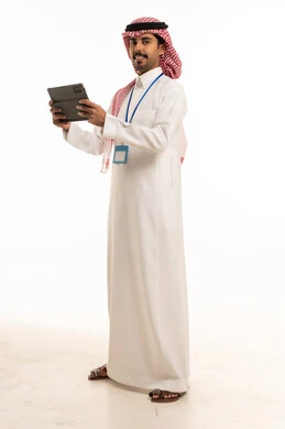 رجل أعمال سعودي مع جهاز لوحي في الاستوديو