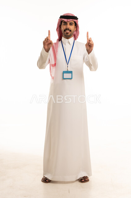 رجل سعودي بالثوب يشير للأعلى مع بطاقة هوية