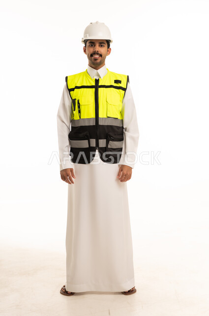 مهندس سعودي بسترة السلامة والثوب على خلفية بيضاء