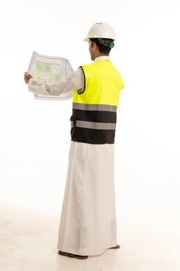 مهندس سعودي يحمل مخطط بناء بخلفية بيضاء