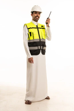 مهندس سعودي بسترة سلامة وجهاز لاسلكي