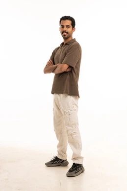 رجل سعودي بملابس كاجوال على خلفية بيضاء