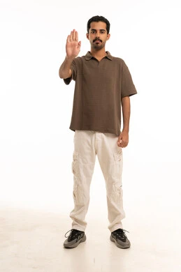 رجل سعودي يقوم بإشارة التوقف باليد خلفية بيضاء