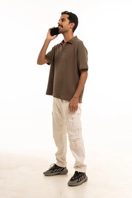 رجل سعودي يتحدث عبر الهاتف الذكي في الاستوديو