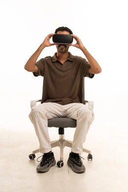 شاب عربي يرتدي نظارة واقع افتراضي في استوديو