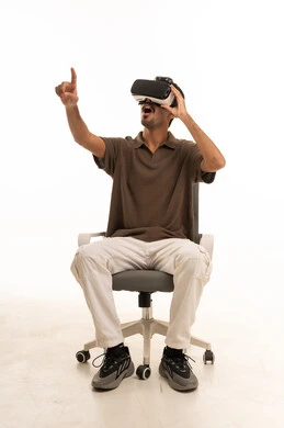 رجل سعودي يرتدي نظارة واقع افتراضي في الاستوديو