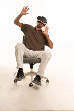 رجل سعودي يستخدم نظارة الواقع الافتراضي بخلفية بيضاء