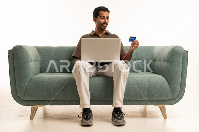 رجل عربي يتسوق عبر الإنترنت باستخدام بطاقة الائتمان