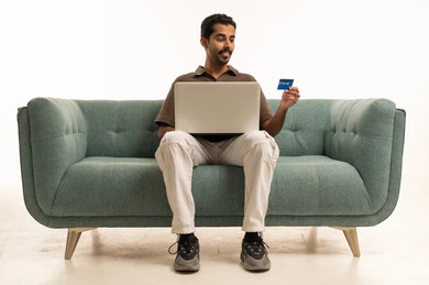 رجل عربي يتسوق عبر الإنترنت باستخدام بطاقة الائتمان