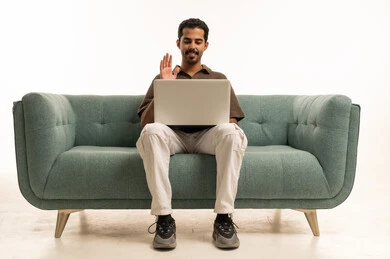 رجل سعودي يلوح أثناء مكالمة فيديو على اللابتوب