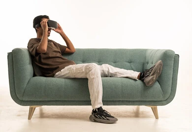 شاب عربي يستخدم نظارة الواقع الافتراضي في الاستوديو