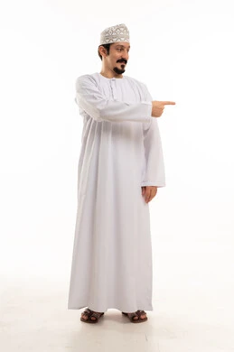 رجل عماني بالزي التقليدي يشير للخارج