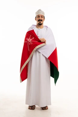 رجل عُماني مع العلم الوطني على خلفية بيضاء