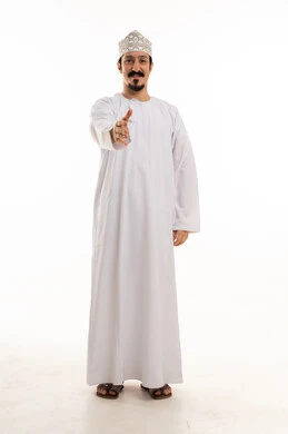 رجل عُماني بالزي التقليدي يمد يده للمصافحة