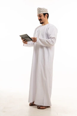 رجل عماني يستخدم جهاز لوحي على خلفية بيضاء