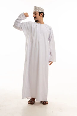 رجل عماني بالزي التقليدي يستعرض عضلاته بخلفية بيضاء