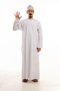 رجل عُماني بالزي التقليدي يشير بيده خمسة أصابع