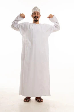 رجل عماني بالزي التقليدي يستعرض عضلاته