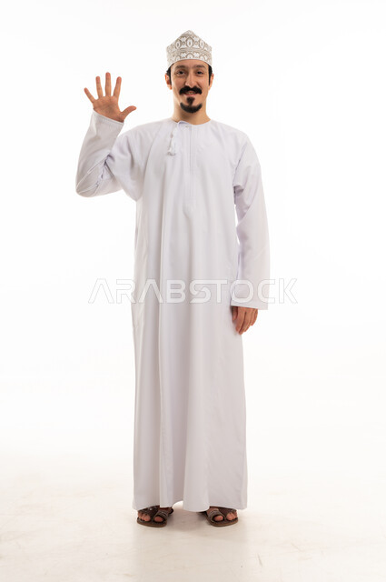 رجل عماني بالزي التقليدي يشير برقم خمسة