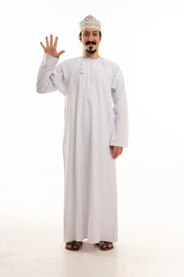 رجل عماني بالزي التقليدي يشير برقم خمسة