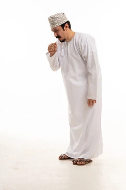 رجل عماني مريض يسعل بالزي التقليدي خلفية بيضاء