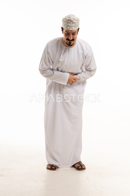 رجل عماني يعاني من ألم في المعدة