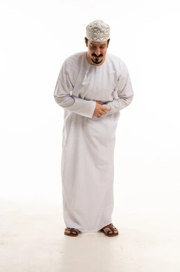 رجل عماني يعاني من ألم في المعدة