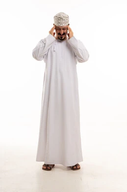 رجل عماني بالزي التقليدي يشعر بالصداع