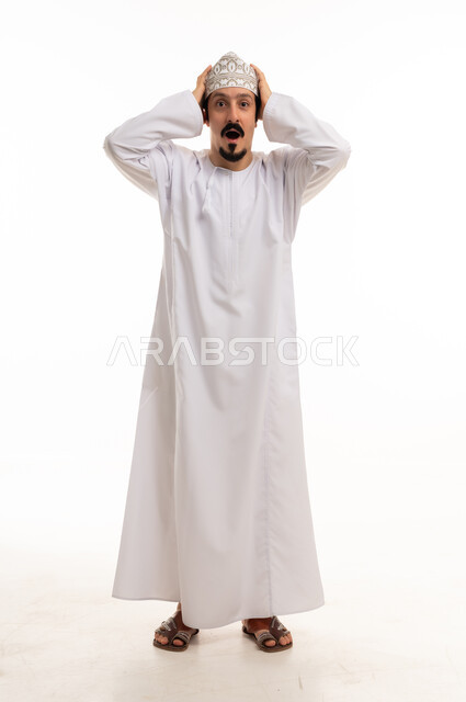 رجل عماني مصدوم بالزي التقليدي على خلفية بيضاء