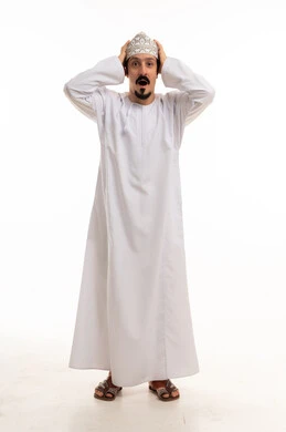 رجل عماني مصدوم بالزي التقليدي على خلفية بيضاء