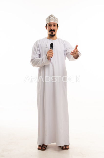 رجل عماني يحمل ميكروفون على خلفية بيضاء