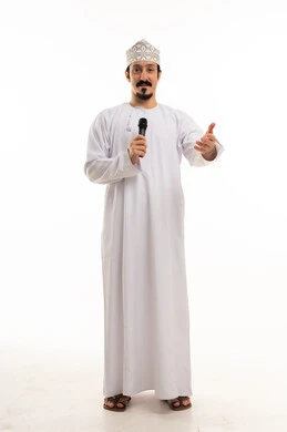 رجل عماني يحمل ميكروفون على خلفية بيضاء