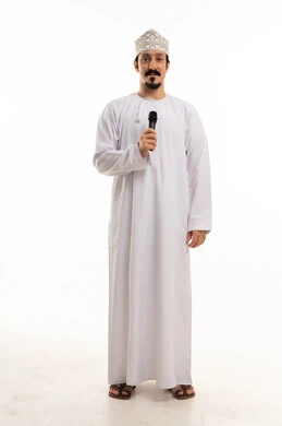 رجل عماني بالزي التقليدي يمسك ميكروفون