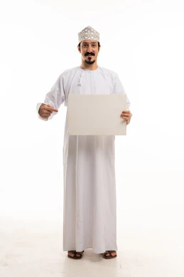 رجل عماني يحمل لوحة بيضاء فارغة أمام خلفية بيضاء