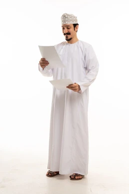 رجل عماني يقرأ مستندات على خلفية بيضاء
