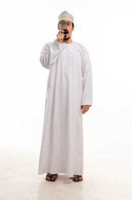 رجل عماني يحمل عدسة مكبرة على خلفية بيضاء